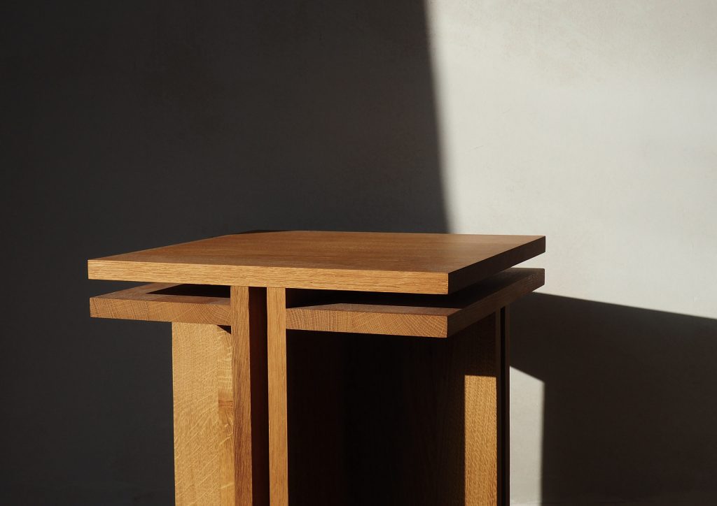 guéridon en bois design minimaliste avec structure géométrique