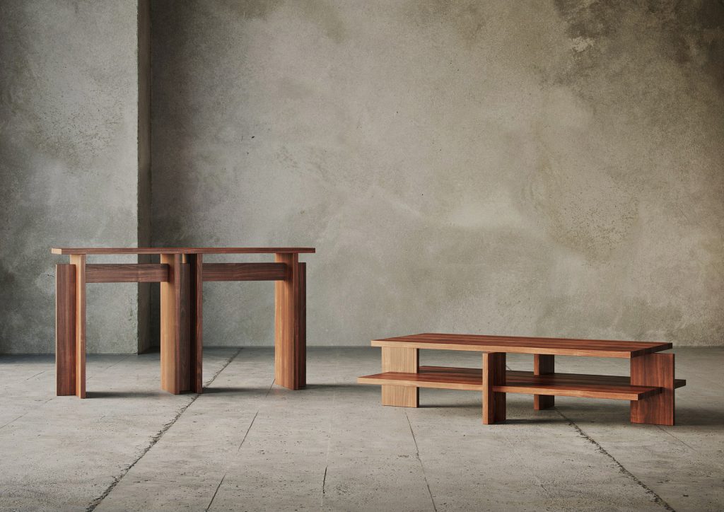 Nouvelle collection de meubles en bois massif français par studio figures composé d'une console et d'une table basse.